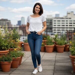 Frank Lyman White Ruffled Tee Size 10